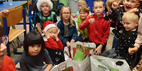 Powiększ grafikę: Uczniowie kl. Ib pokazują prezenty otrzymane od św. Mikołaja.