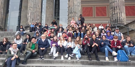 Powiększ grafikę: Grupa uczniów i nauczycieli na schodach na wyspie muzeów w Berlinie