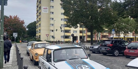 Powiększ grafikę: Ulica w Berlinie z zaparkowanymi Trabantami