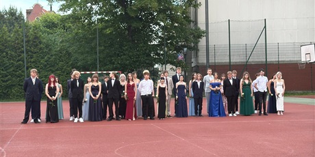 Powiększ grafikę: bal-osmoklasisty-702954.jpg