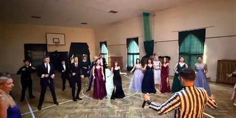 Powiększ grafikę: bal-osmoklasisty-702975.jpg