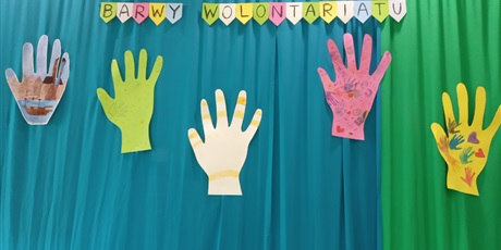 Powiększ grafikę: Dekoracja na konferencję z napisem "Barwy wolontariatu" i dłońmi.