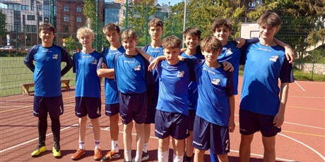 Powiększ grafikę: Drużyna piłki nożnej w strojach sportowych na boisku.