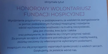 Powiększ grafikę: Dyplom dla Szkoły Podstawowej nr 50 w Gdańsku, która otrzymała tytuł Honorowego Wolontariusza Fundacji Hospicyjnej.