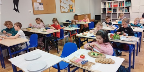 Powiększ grafikę: Uczniowie przygotowują kanapki na zdrowe drugie śniadanie.