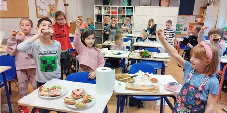Powiększ grafikę: Uczniowie przygotowują kanapki na zdrowe drugie śniadanie.