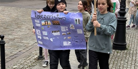 Powiększ grafikę: Uczniowie podczas przemarszu ulicami Gdańska. 