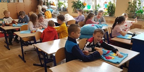 Powiększ grafikę: W sali lekcyjnej uczniowie szyją poduszki dla ukraińskich dzieci.