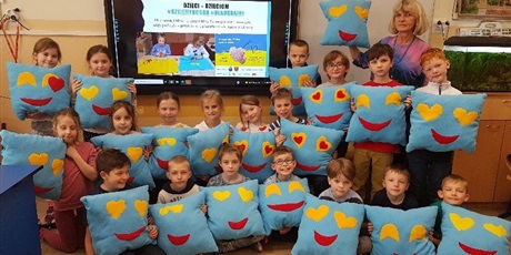 Powiększ grafikę: Uczniowie z poduszkami dla ukraińskich dzieci