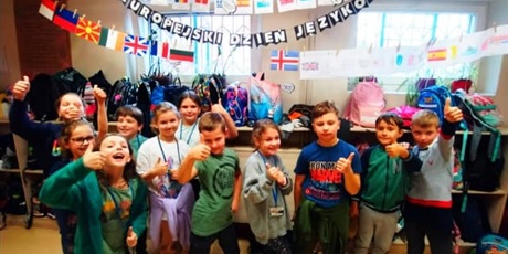 Powiększ grafikę: Dzieci w świetlicy na tle flag europejskich i napisu