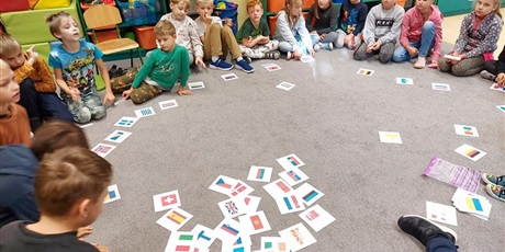 Powiększ grafikę: Dzień Języków obcych w świetlicy szkolnej - zabawa z flagami