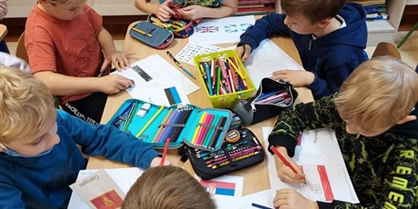 Powiększ grafikę: Dzień Języków obcych w świetlicy szkolnej - dzieci wykonują flagi