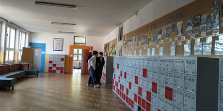 Powiększ grafikę: Korytarz i uczniowie sprawdzający listy zdających na drzwiach