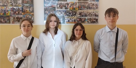 Powiększ grafikę: Czworo uczniów w galowych strojach przed egzaminem ósmoklasisty