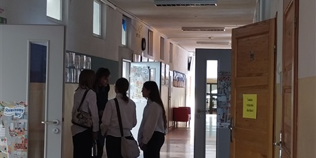 Powiększ grafikę: Uczniowie na korytarzu oczekują na wejście do sal [rzed egzaminem ósmoklasisty