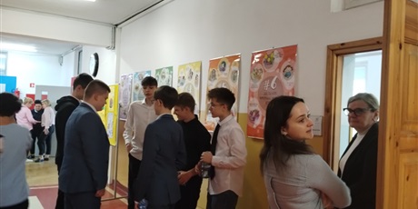 Powiększ grafikę: Uczniowie przed wejściem na egzamin. W drzwiach dwie nauczycielki