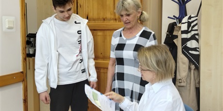 Powiększ grafikę: Odbiór arkuszy egzaminacyjnych w gabinecie dyrektora. W gabinecie dyrektor, nauczycielka i uczeń