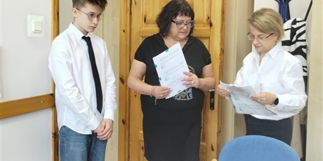 Powiększ grafikę: Odbiór arkuszy egzaminacyjnych w gabinecie dyrektora. W gabinecie dyrektor, nauczycielka i uczeń