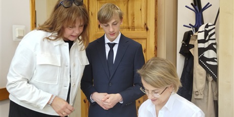 Powiększ grafikę: Odbiór arkuszy egzaminacyjnych w gabinecie dyrektora. W gabinecie dyrektor, nauczycielka i uczeń