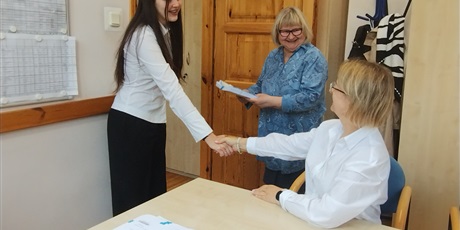 Powiększ grafikę: Odbiór arkuszy egzaminacyjnych w gabinecie dyrektora. W gabinecie dyrektor, nauczycielka i uczennica