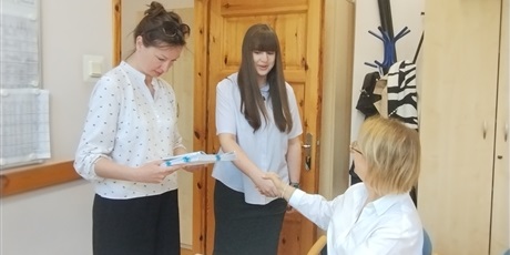 Powiększ grafikę: Odbiór arkuszy egzaminacyjnych w gabinecie dyrektora. W gabinecie dyrektor, nauczycielka i uczennica