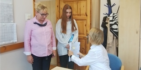 Powiększ grafikę: Odbiór arkuszy egzaminacyjnych w gabinecie dyrektora. W gabinecie dyrektor, nauczycielka i uczennica