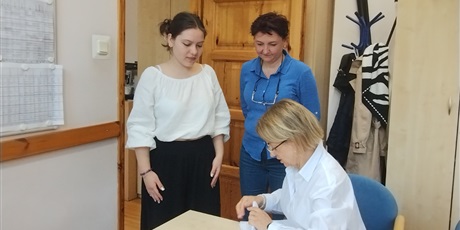 Powiększ grafikę: Odbiór arkuszy egzaminacyjnych w gabinecie dyrektora. W gabinecie dyrektor, nauczycielka i uczennica