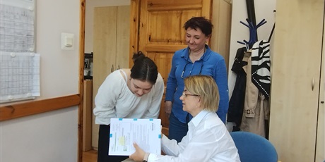 Powiększ grafikę: Odbiór arkuszy egzaminacyjnych w gabinecie dyrektora. W gabinecie dyrektor, nauczycielka i uczennica