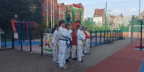 Powiększ grafikę: Pokazy teakwondo na boisku szkolnym podczas Festynu Sąsiedzkiego