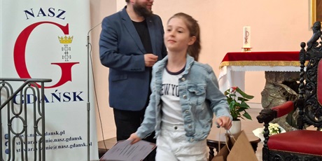 Powiększ grafikę: Laureatka konkursu odebrała nagrodę
