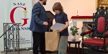 Powiększ grafikę: Laureat konkursu odebrał nagrodę