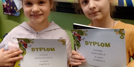Powiększ grafikę: Dwie dziewczynki nagrodzone w konkursie prezentują swoje dyplomy