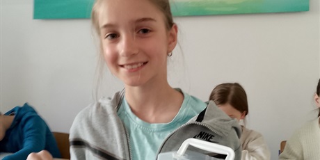 Powiększ grafikę: Dziewczynka nagrodzona w konkursie prezentuje swój dyplom