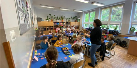 Powiększ grafikę: sala lekcyjna z dziećmi i obserwatorami