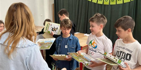 Powiększ grafikę: Wręczanie nagród uczestnikom konkursu.