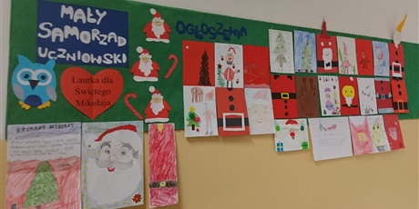 Powiększ grafikę: Laurki dla św. Mikołaja wykonane przez młodsze dzieci zostały wywieszone na korytarzu.
