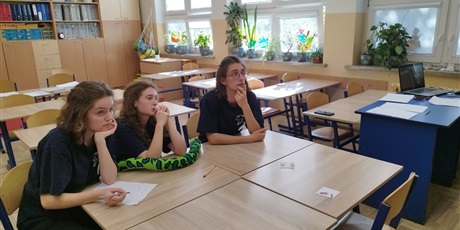 Powiększ grafikę: Troje uczestników turnieju siedzi w ławce podczas jednej z teoretycznych konkurencji