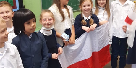 Powiększ grafikę: Uczniowie kl. Ib z flagą podczas obchodów Święta Niepodległości.