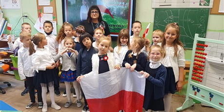 Powiększ grafikę: Uczniowie kl. Ib z wychowawczynią Anną Prus i flagą podczas obchodów Święta Niepodległości.