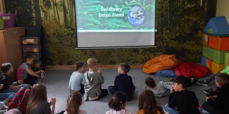 Powiększ grafikę: Dzieci w świetlicy oglądają prezentację multimedialną na temat Światowego Dnia Ziemi