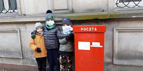 Powiększ grafikę: Trzech chłopców przy skrzynce pocztowej przy ul. Długiej.