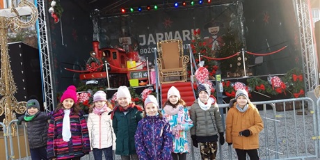 Powiększ grafikę: Dzieci przed sceną ustawioną na Jarmarku Bożonarodzeniowym w Gdańsku.