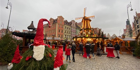 Powiększ grafikę: dekoracje świąteczne na rynku