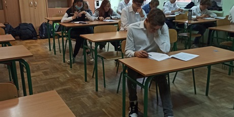 Powiększ grafikę: Uczniowie klas 8 piszą pierwszy próbny egzamin ósmoklasisty