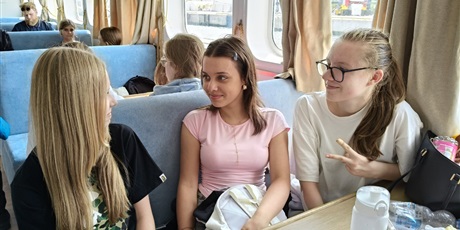 Powiększ grafikę: Trzy dziewczynki na statku podczas rejsu