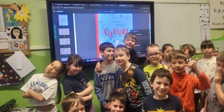Powiększ grafikę: Grupa uczniów z własnoręcznie wykonanymi żonkilami.