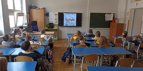 Powiększ grafikę: Uczniowie w sali lekcyjnej wykonują prace plastyczne.