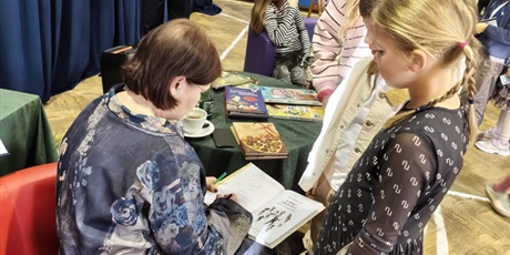 Powiększ grafikę: SPOTKANIE AUTORSKIE Z ANNĄ CZERWIŃSKĄ-RYDEL