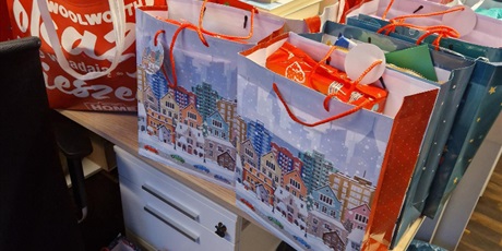 Powiększ grafikę: swiateczna-paczka-dla-seniorek-i-seniorow-666517.jpg