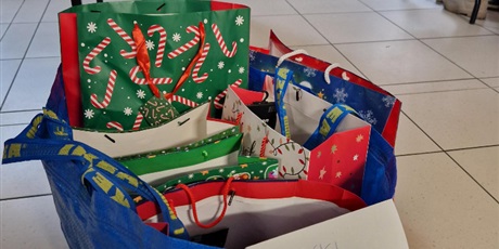 Powiększ grafikę: swiateczna-paczka-dla-seniorek-i-seniorow-666518.jpg